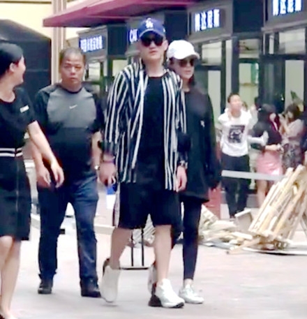 张馨予被疑有孕 工作人员：只是衣着宽松