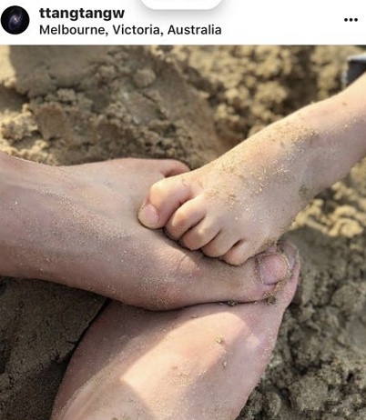 汤唯首晒一家合影 女儿冲天辫亮相 十分可爱