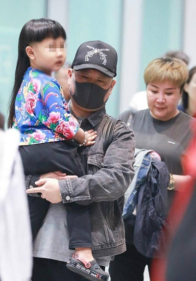 郭德纲小儿子现身 网友：不是一家人不进一家门