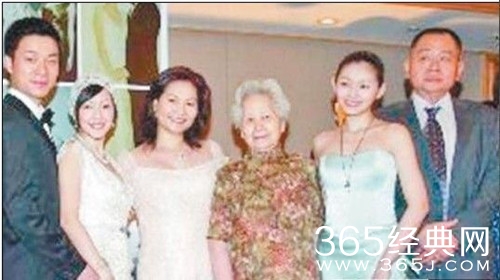 大小S父亲酗酒家暴 大S主动承担起赚钱养家的责任