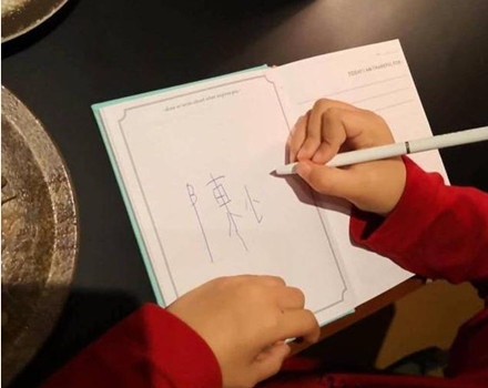 Jasper写陈小春名字 小字勾错边 历史总是惊人的相似