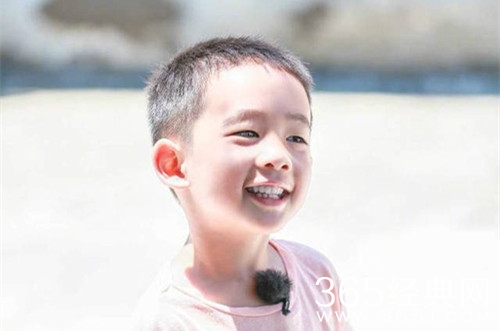 Jasper写陈小春名字 小字勾错边 历史总是惊人的相似