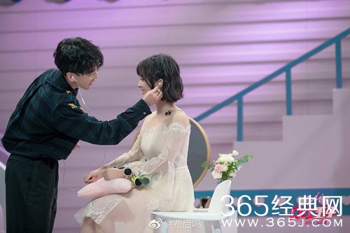 口红王子费启鸣沈月互动太甜 两人竟有这层关系