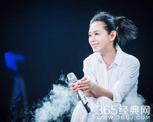 刘若英回应粉丝抢唱 瞬间收获表情包 十分搞笑