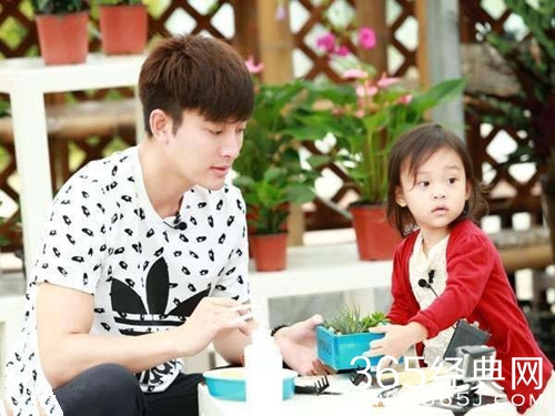 贾乃亮为甜馨庆生  晒童年对比照 十分相似