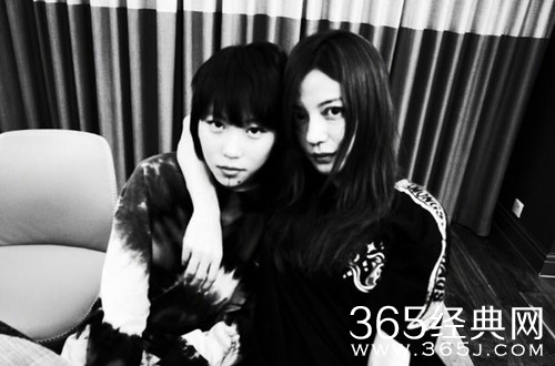 赵薇窦靖童晒合影 两人眼神犀利 十分有型