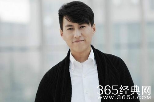 靳东抄错古诗 本人回应：想必某些人钱没少花