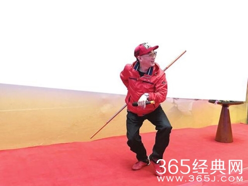 六小龄童打假高仿号 称这些都是小孩子的把戏