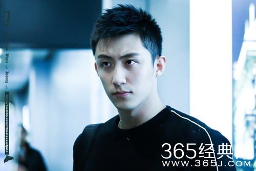 黄景瑜资料介绍 凭借网络剧上瘾成名