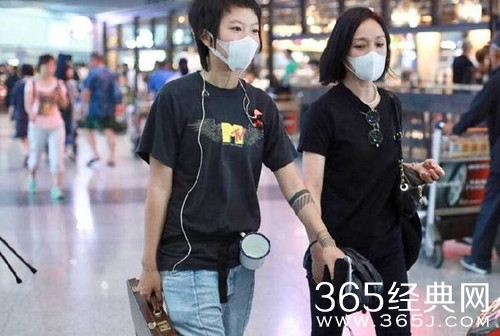 赵薇窦靖童晒合影 两人眼神犀利 十分有型