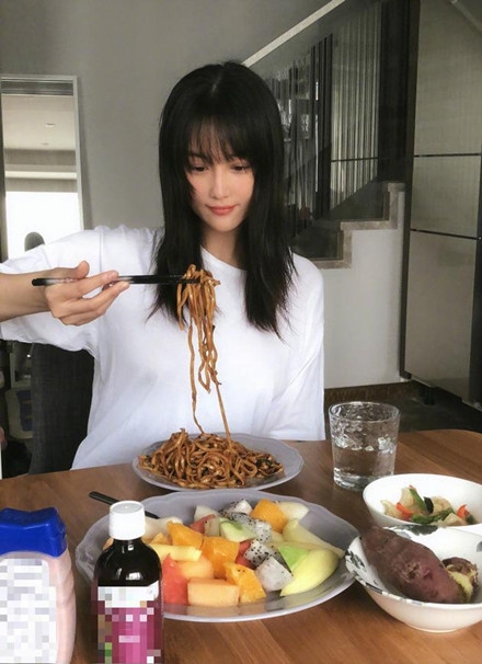 张馨予新发型曝光 十分乖巧 看起来好少女