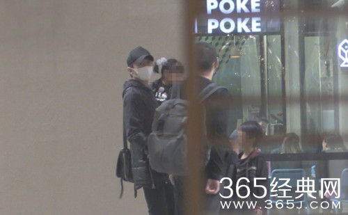 邓超孙俪一家四口外出聚餐 画面十分温馨有爱