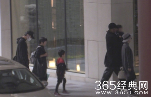 邓超孙俪一家四口外出聚餐 画面十分温馨有爱