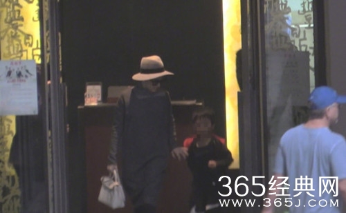 邓超孙俪一家四口外出聚餐 画面十分温馨有爱