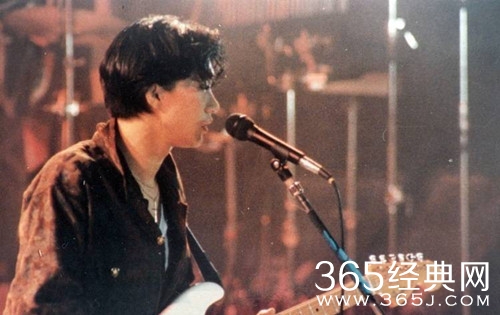 黄家驹墓碑遭人涂鸦 因含化学物品的清洁剂 终有损坏