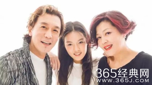 李咏女儿微博曝光 常与父母亲密互动 十分暖心