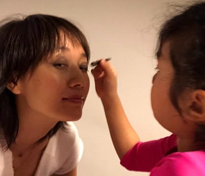 女儿为马伊琍化妆 意外撞脸闺蜜袁泉