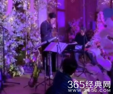 胡歌在唐嫣婚礼上唱歌 声音浑厚 十分好听