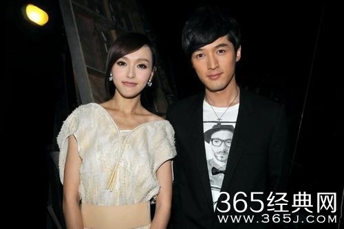 胡歌在唐嫣婚礼上唱歌 语气中透露出满满的祝福