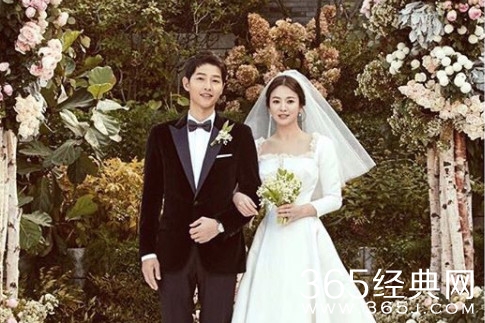 宋仲基婚前买白玫瑰 两人去年10月结婚 如今已一周年