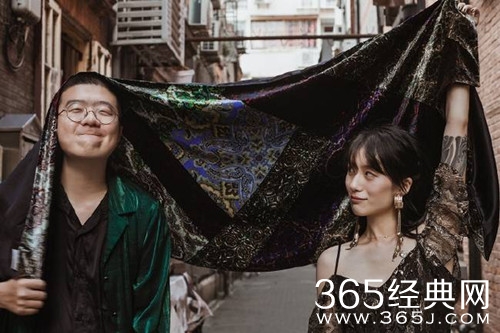 李诞晒与女友情侣写真 时而搞怪时而卖萌 十分甜蜜