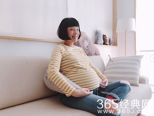 魏如萱晒儿子脚印 配文稍显淡定 只有简单几字