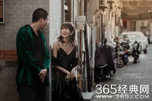 李诞晒与女友情侣写真 时而搞怪时而卖萌 十分甜蜜