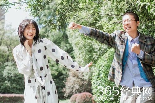 李诞晒与女友情侣写真 时而搞怪时而卖萌 十分甜蜜