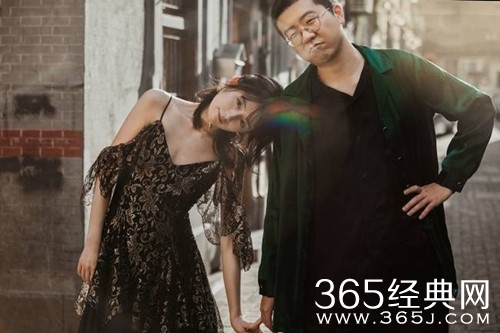 李诞晒与女友情侣写真 时而搞怪时而卖萌 十分甜蜜