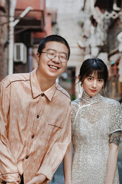 李诞晒与女友情侣写真 时而搞怪时而卖萌 十分甜蜜