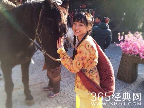 何泓姗拍戏时意外坠马 经纪人：多事之秋