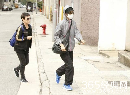 蓝洁瑛姐姐现身 全程戴着墨镜和口罩 办完手续后离开