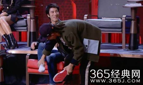 王力宏穿破洞袜 陶喆爆料：虽然赚钱多，但非常节俭