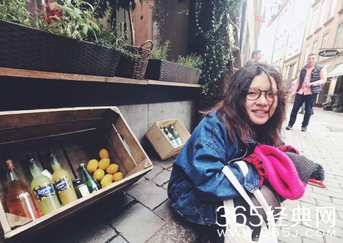 谢依霖水中分娩顺利产女 发文分享自己的喜悦之情