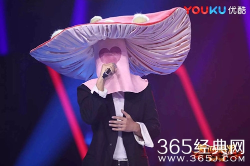 蒙面唱将3蘑菇唱功了得 猜评团连连称赞 疑似袁成杰