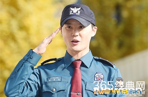 金俊秀正式退伍 将于7日举行粉丝见面会