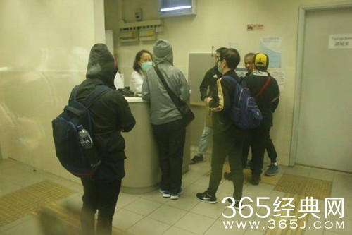 蓝洁瑛姐姐现身 全程戴着墨镜和口罩 办完手续后离开