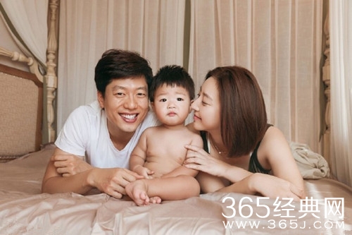 凌潇肃宣布妻子唐一菲怀二胎：抱着大宝，喜得小宝