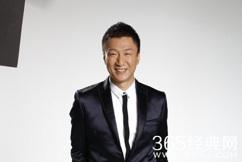 孙红雷学女儿微笑 嘴角微勾 很是有趣