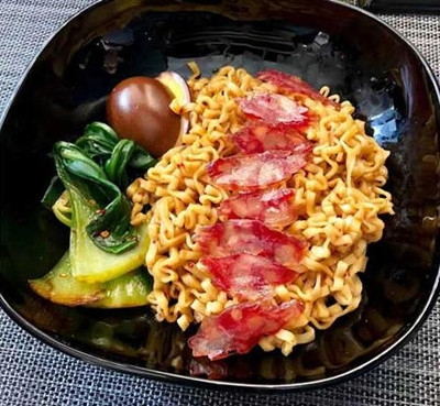 谢霆锋炸酱面卖68元一碗 由其亲自研究 顾客直接给差评