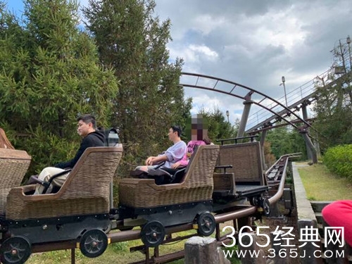 网友日本偶遇王思聪陈雅婷 一副热恋中小情侣的模样