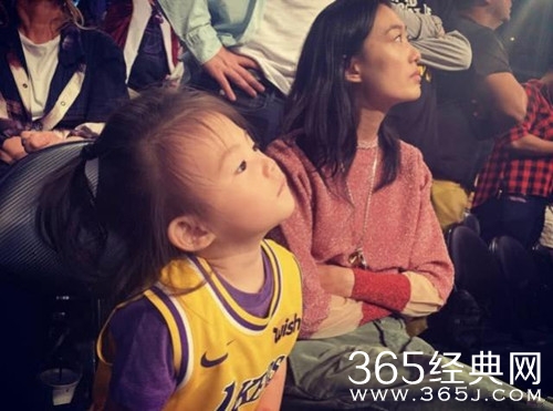 陈冠希晒女儿最新萌照 网友直呼太可爱