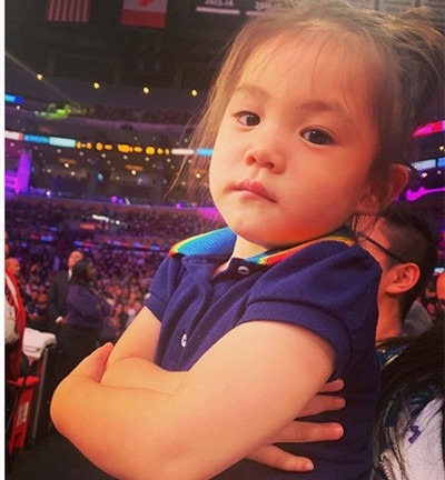 陈冠希晒女儿最新萌照 网友直呼太可爱