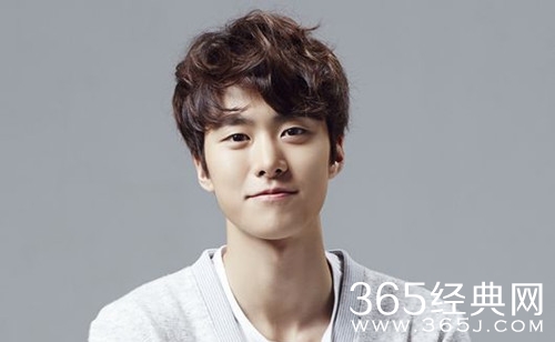 韩星孔明遭遇车祸 车身严重毁损 可见撞击力之大