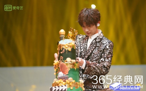 王源加盟中国音乐公告牌 粉丝现场唱歌为其庆生