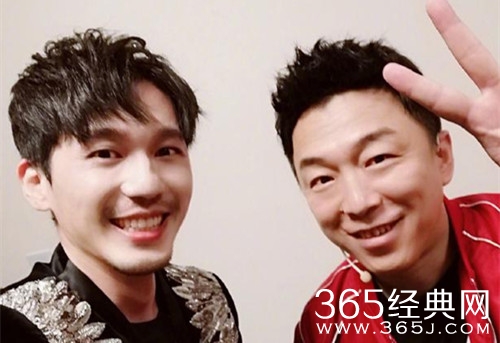 白宇追星黄渤成功晒合照 喜获偶像翻牌还搞笑互动