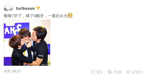 邓超为儿子等等庆生 脸被亲到变形 画面十分搞笑