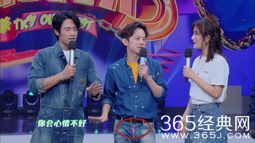 快乐大本营何炅露粉色内裤 其实只是一个标签