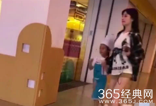 网友偶遇李小璐母女 李小璐包裹厚实 甜馨长高了不少