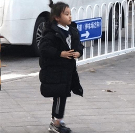 偶遇李小璐母女 一身嘻哈打扮的李小璐依旧很亮眼